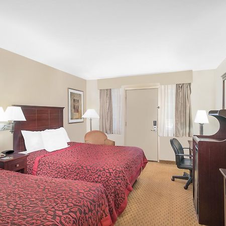 Days Inn By Wyndham Springfield/Phil.Intl Airport Bagian luar foto