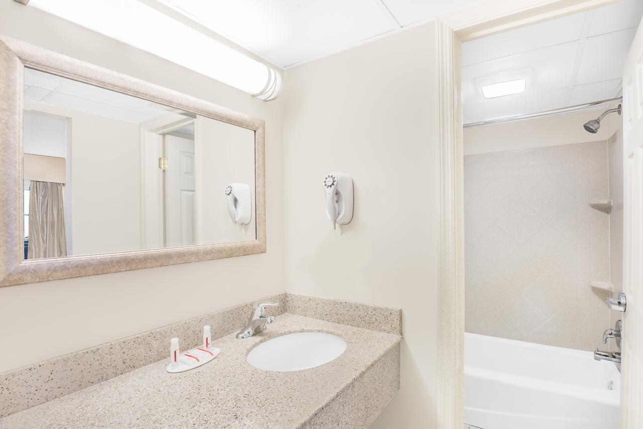 Days Inn By Wyndham Springfield/Phil.Intl Airport Bagian luar foto